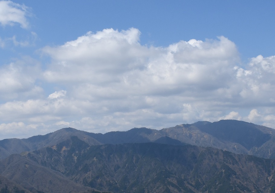 雄大な丹沢山地。山頂に山小屋が見えるのが塔ノ岳(正面左)