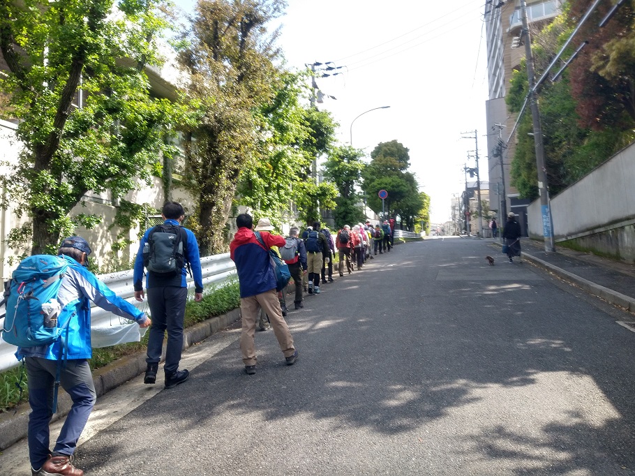 新神戸駅から市街地を抜けていく