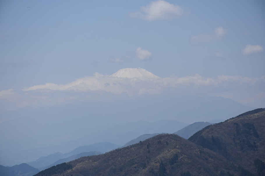 イタツミ尾根からの富士山。頭を雲の上に出し、と歌詞の通りの姿だ