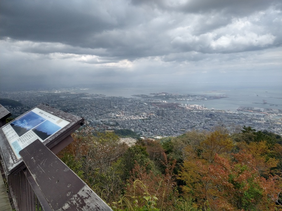 展望台から大阪湾を望む。この日は天気が変わりやすく、この後大雨が降った。