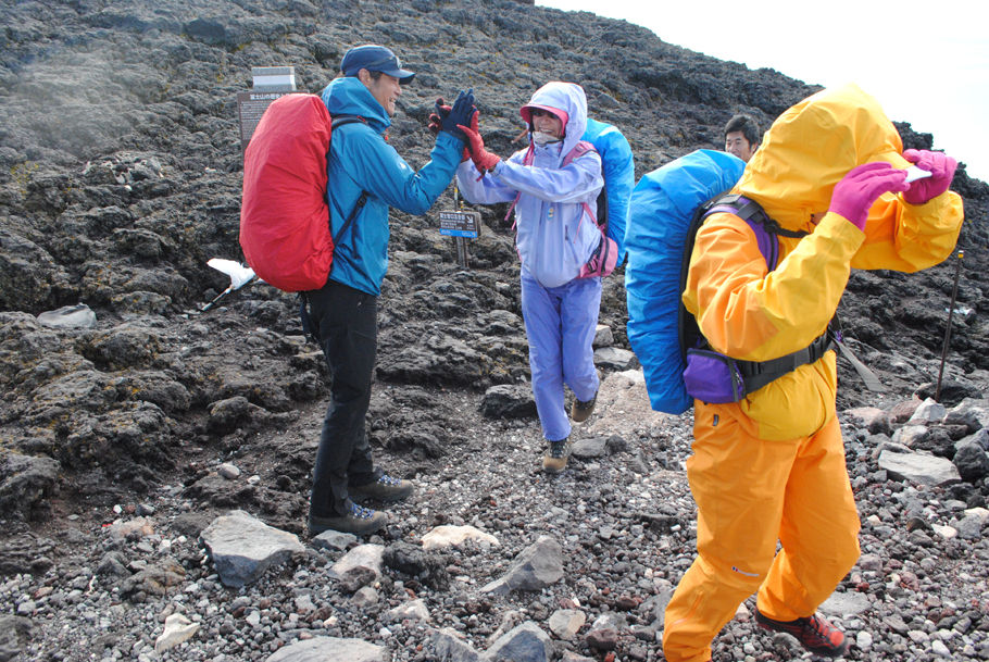 山頂で高山ガイドとハイタッチする