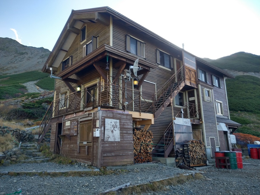 最近、避難小屋だったのを山小屋に建て替えられた仙丈小屋。