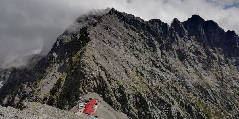 奥穂高岳と穂高岳山荘