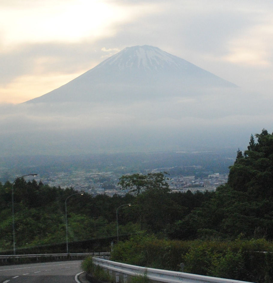 車窓からの富士山。この夕景に大歓声が上がった