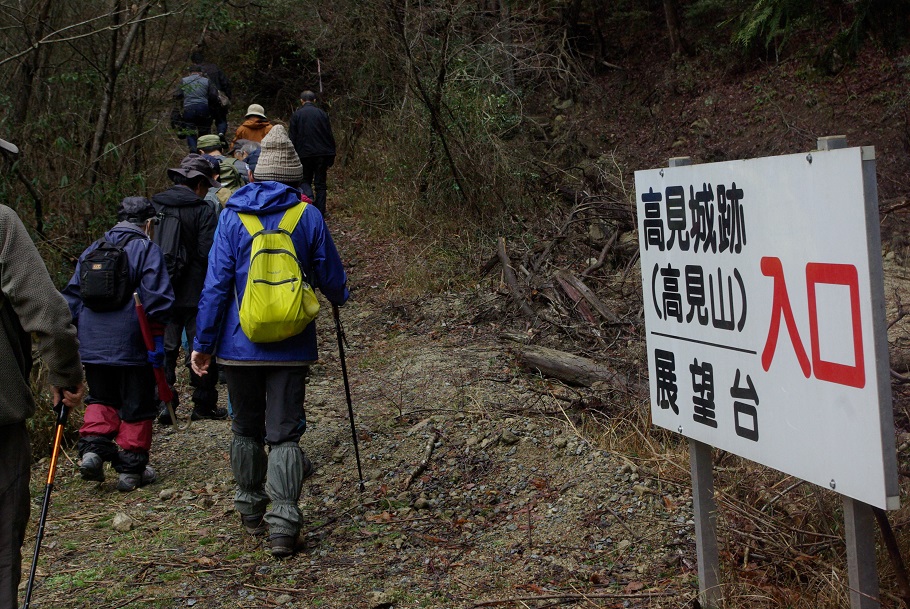 山城までは登山道を歩く