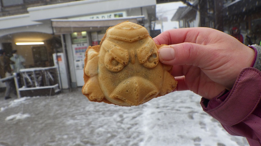 高尾山名物『天狗焼』。栄養補給に最適。