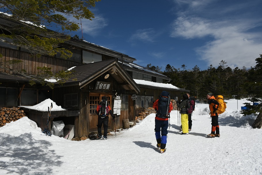 積雪を踏み黒百合ヒュッテに到着した