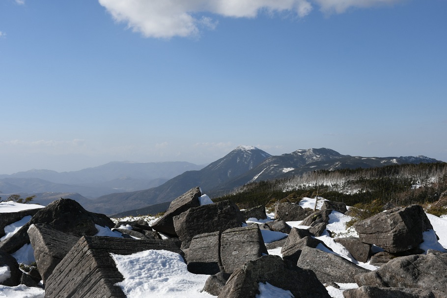 正面は蓼科山か