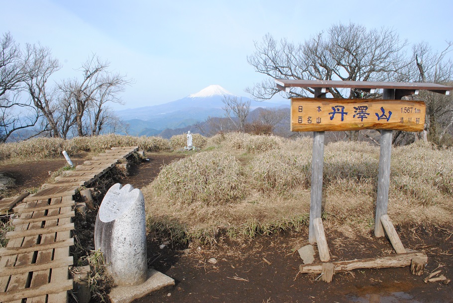 丹沢山山頂。晴れていれば、富士山も拝める(2019.5.5撮影)
