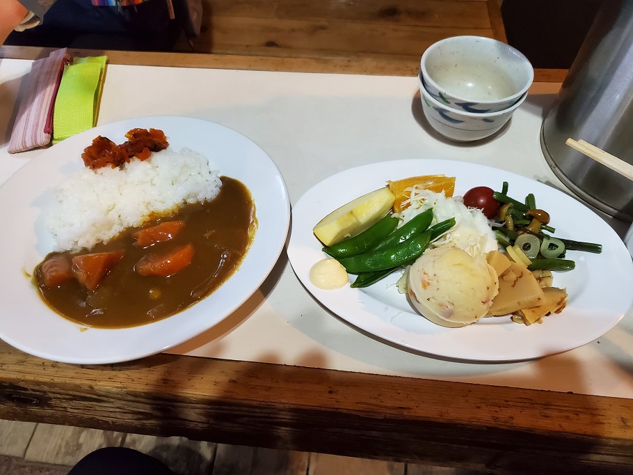 尊仏山荘名物の野菜カレー。野菜がごろごろしていてとても美味しい。