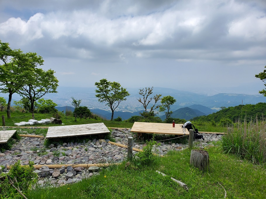 鍋割山山頂からの風景。雲間に町並みが見える。