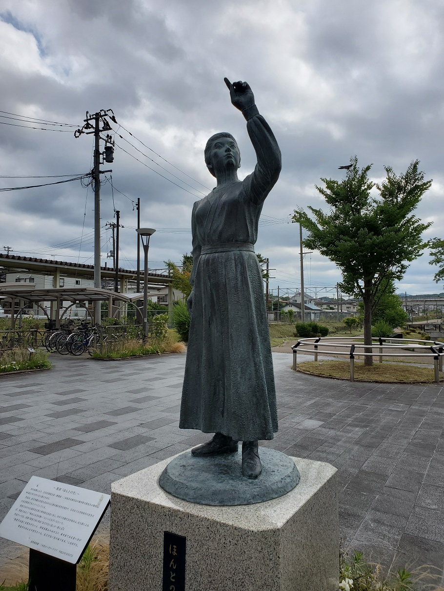 ＪＲ二本松駅前の智恵子像。安達太良山を指さしている