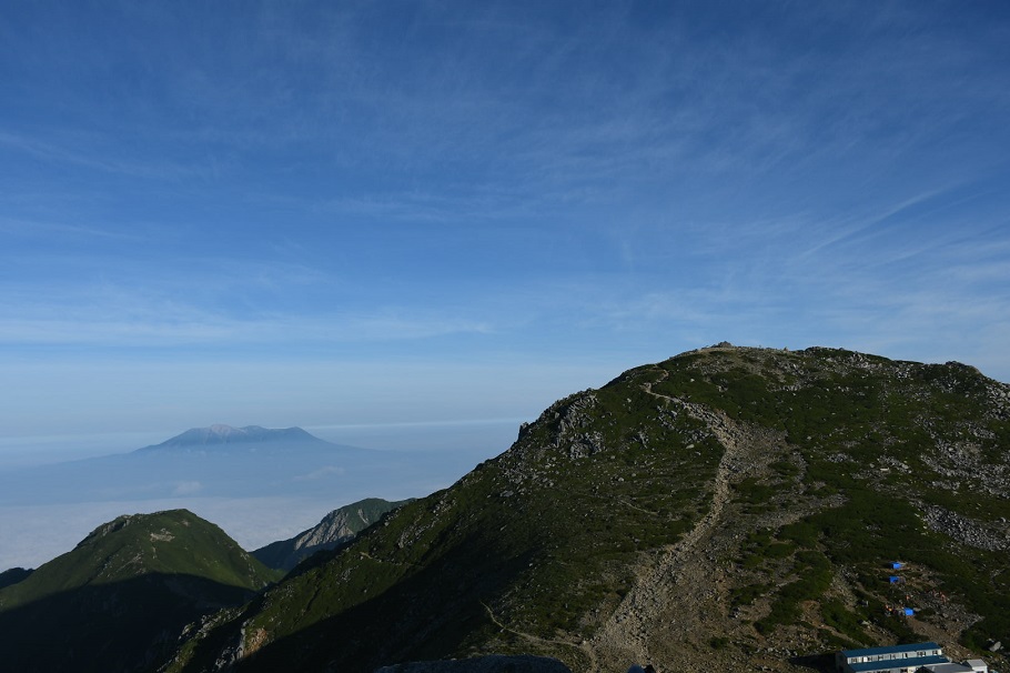 堂々とした木曽駒ケ岳。左に浮かぶのは御嶽山