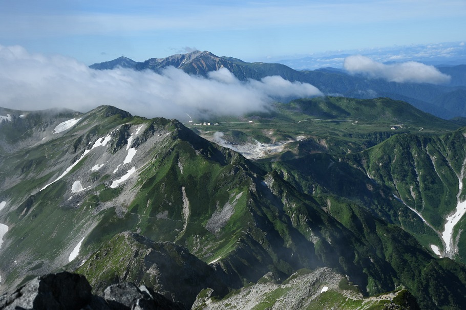 剱岳山頂から室堂方面を見る