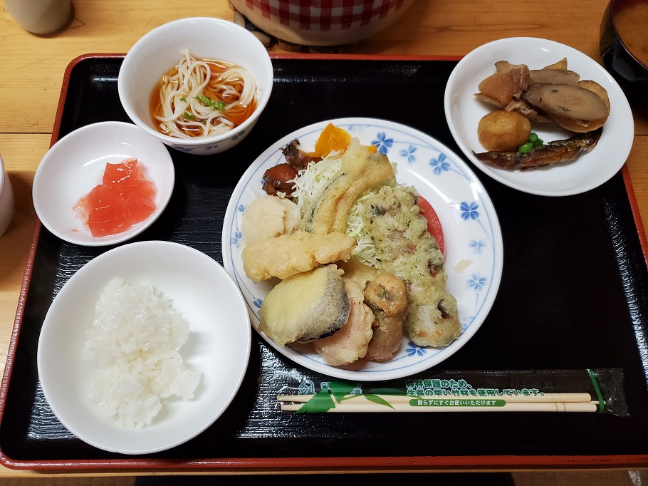 双六小屋名物の天ぷら定食