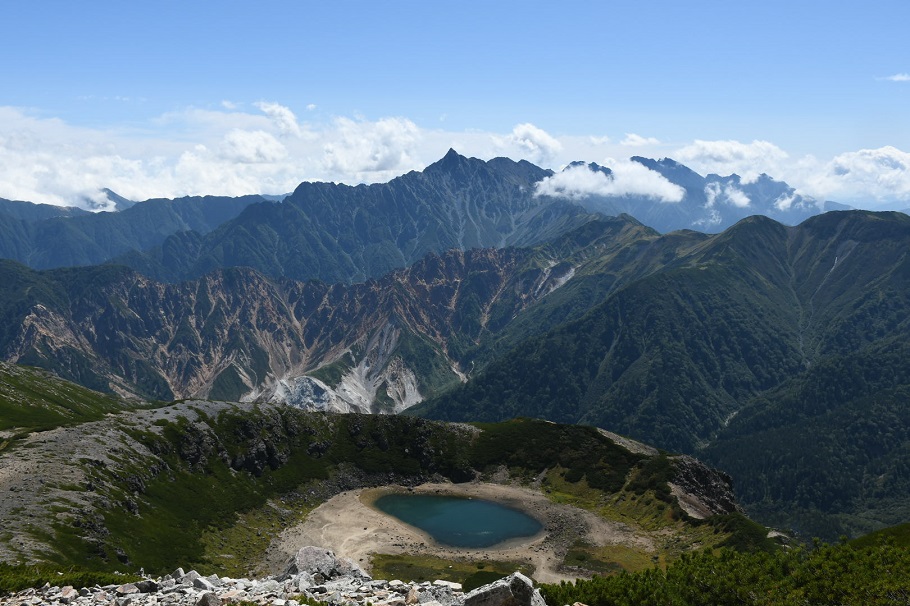 鷲羽岳山頂から。手前の火口湖が鷲羽池