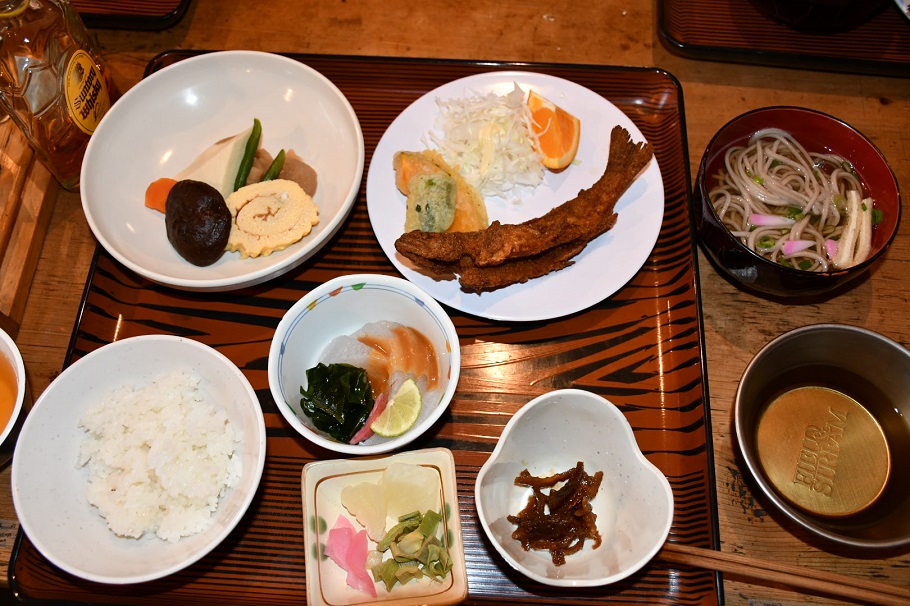 剣山頂上ヒュッテの夕食。アマゴのから揚げがおいしい