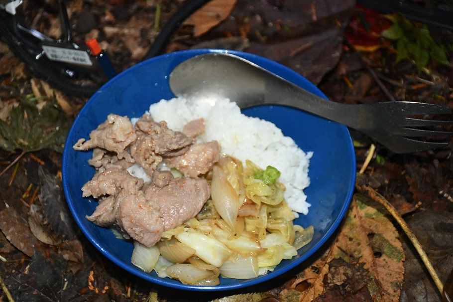 キャンプ飯はテント泊の醍醐味。写真はジンギスカン丼