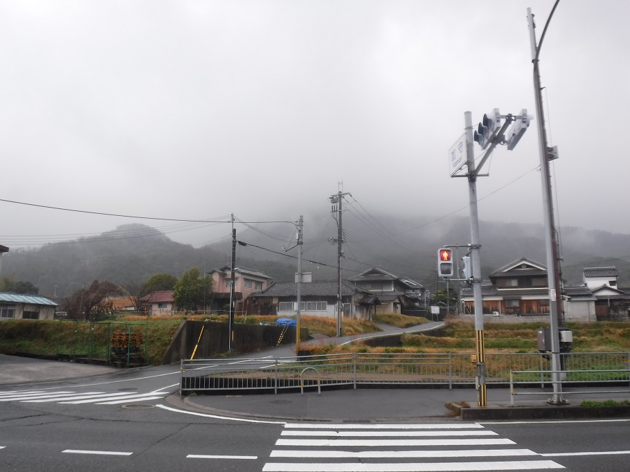 あいにくの天気で雲の中の二上山