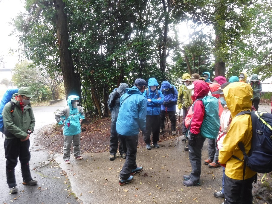 登山口で髙山ガイドが参加者にアドバイスする