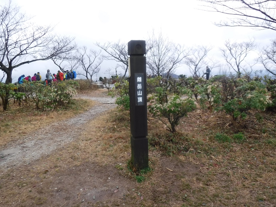 雌岳山頂。天候が悪いので他の登山者も少ない。