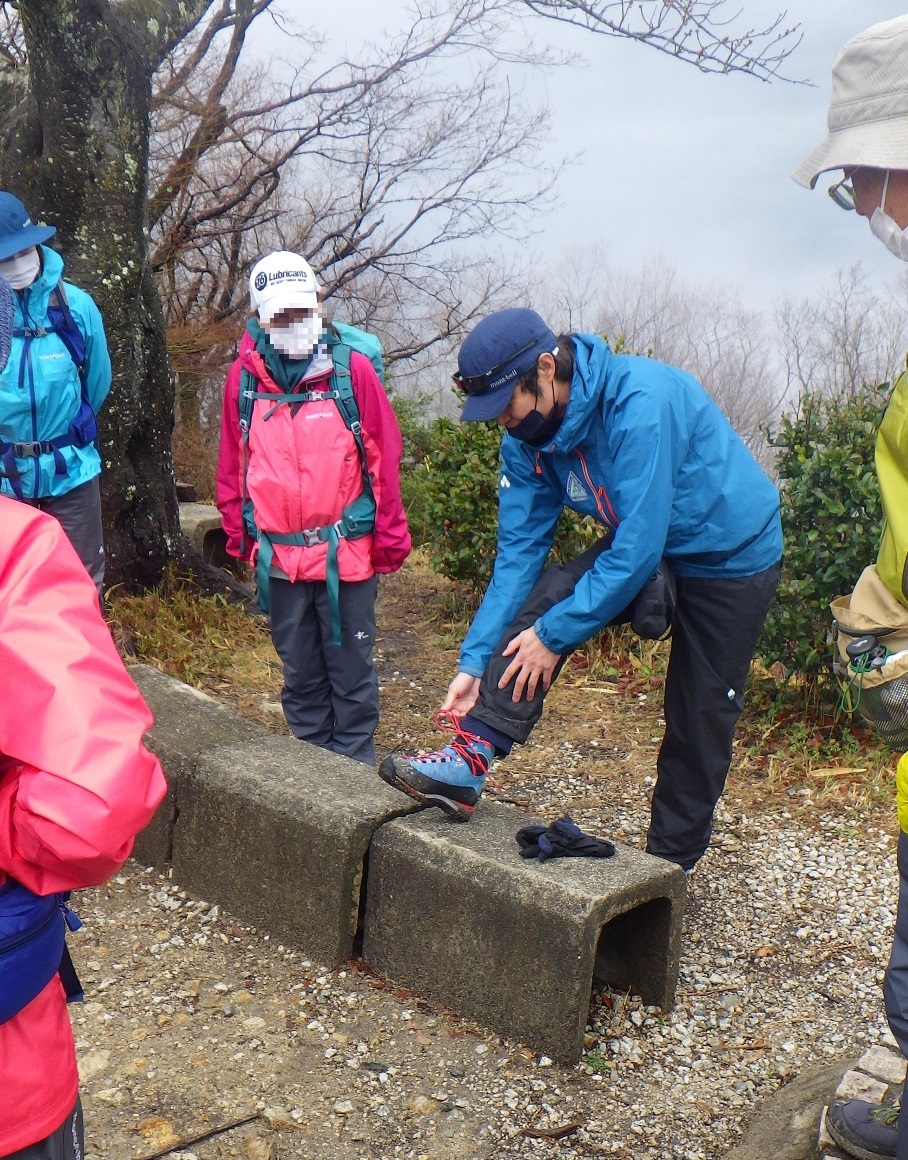 靴ひもの結び方を講習する高山ガイド