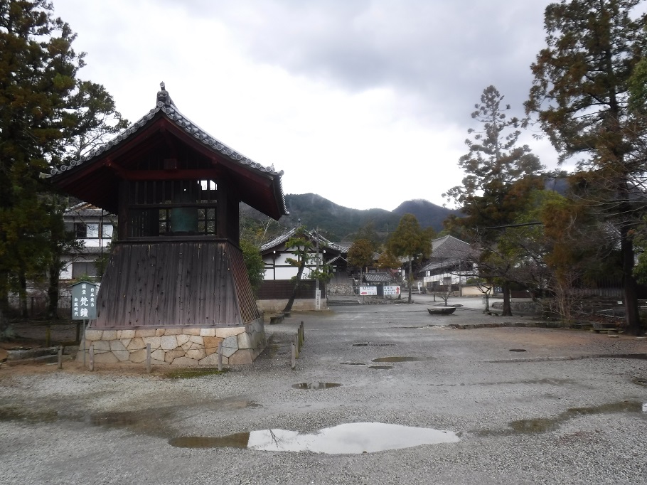 当麻寺に無事下山。雨も上がっていた。