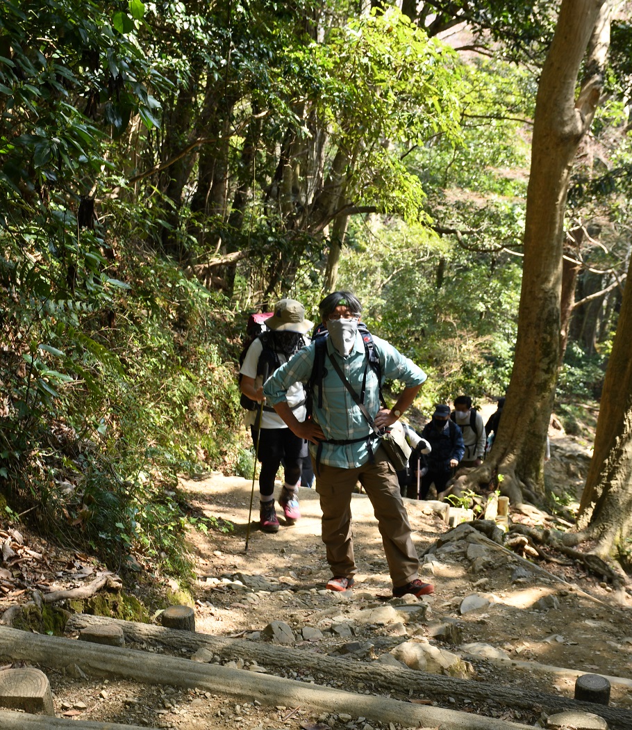 琵琶滝コースを登る一行