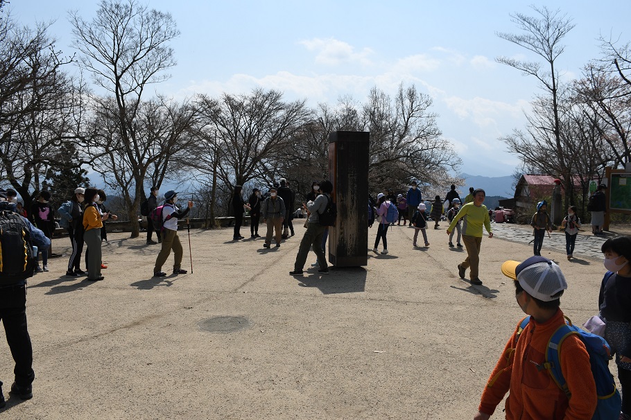 にぎわう高尾山山頂