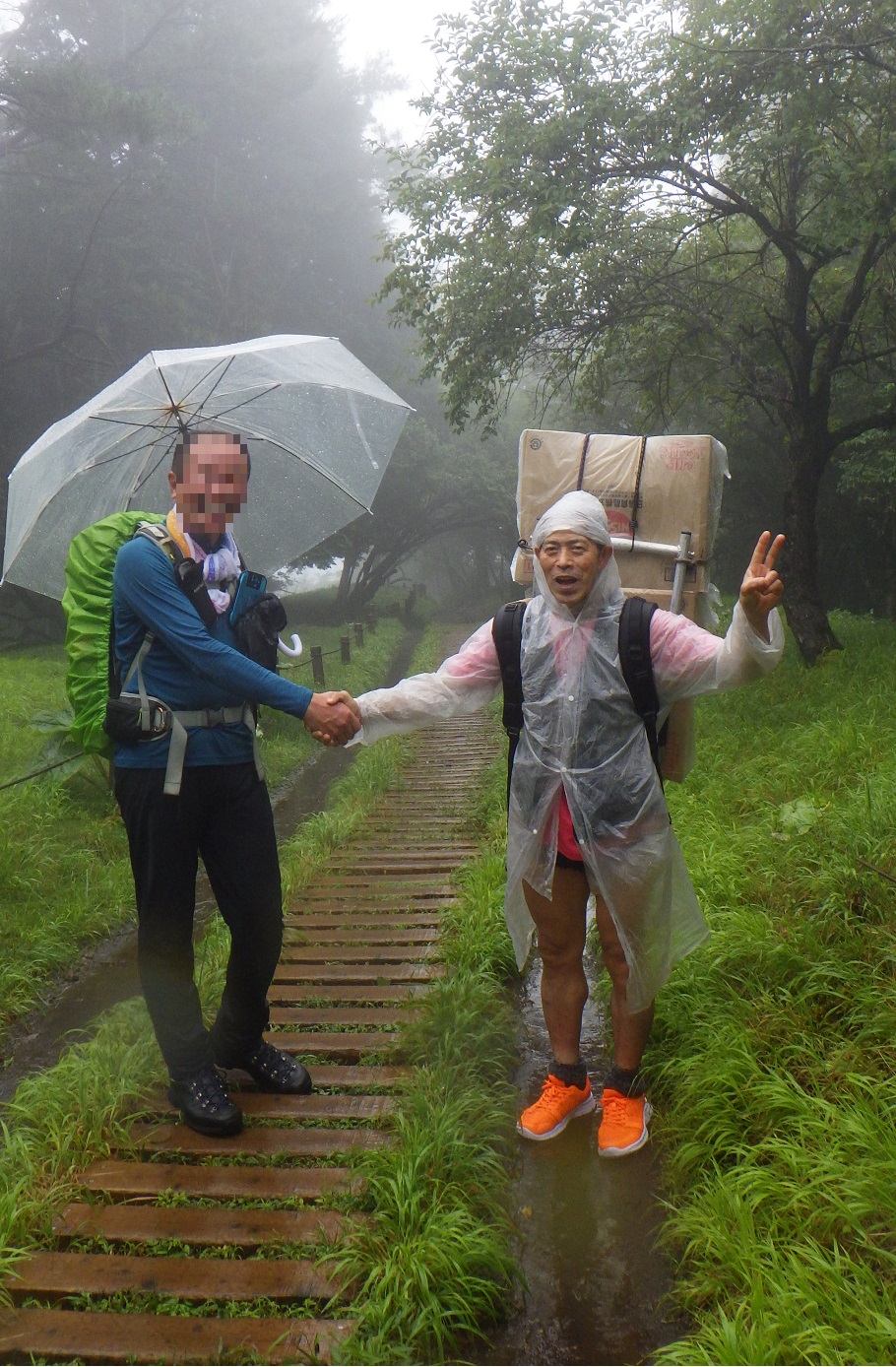 出会った登山者と祈念の握手