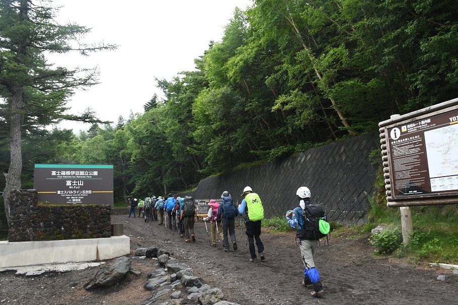 山梨県側・吉田口のスバルライン五合目を出発。