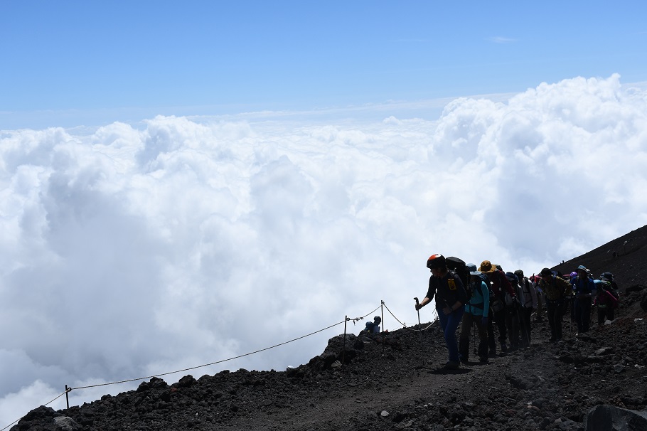 雲がダイナミックにわく中を山頂へ