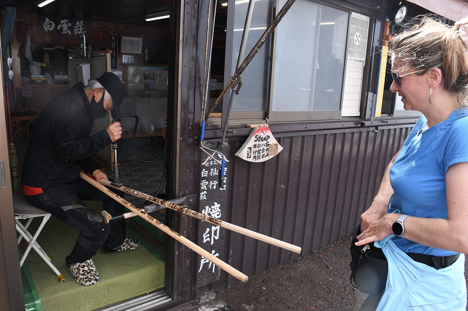 金剛杖への『焼印』。山小屋ごとにデザインも違う集めるのも楽しみのひとつ。