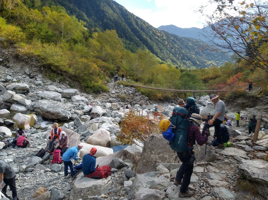 多くの登山客が休憩する本谷橋。
