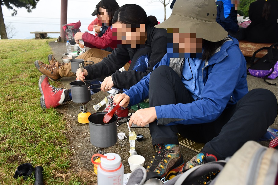 山ご飯を作る参加者の皆さん