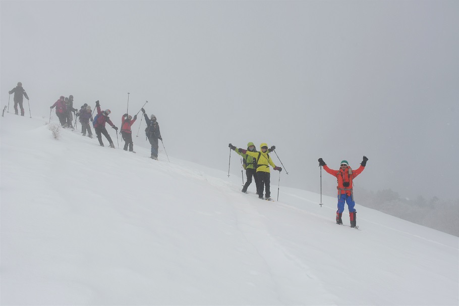 雪上を歩く一行