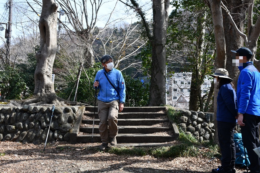 登山前に、ストックの使い方や山での歩き方をレクチャーする太田昭彦ガイド