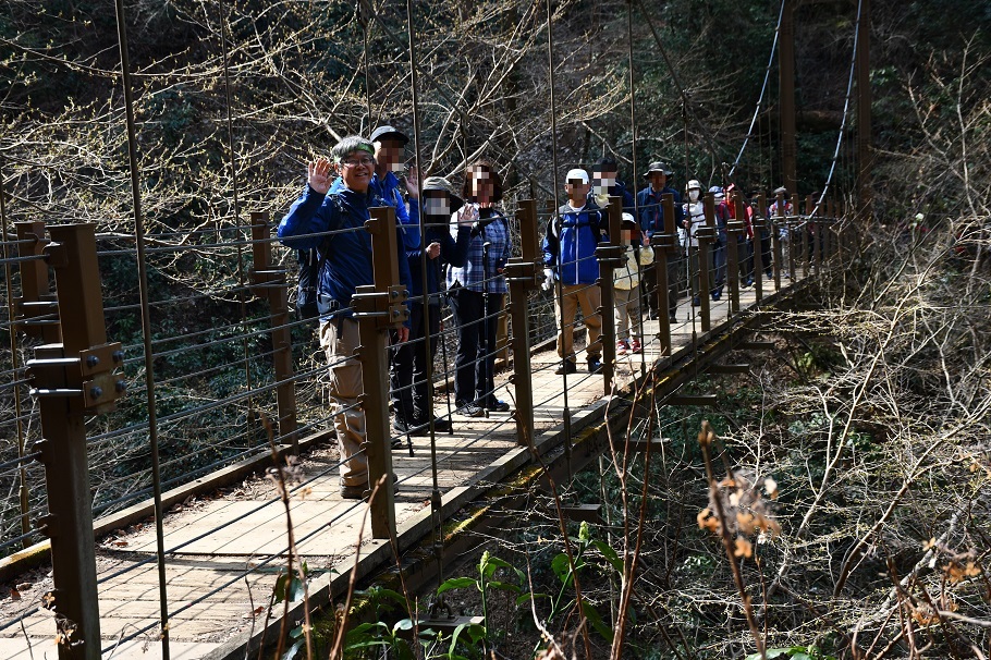 高尾山で唯一のつり橋「みやま橋」で笑顔