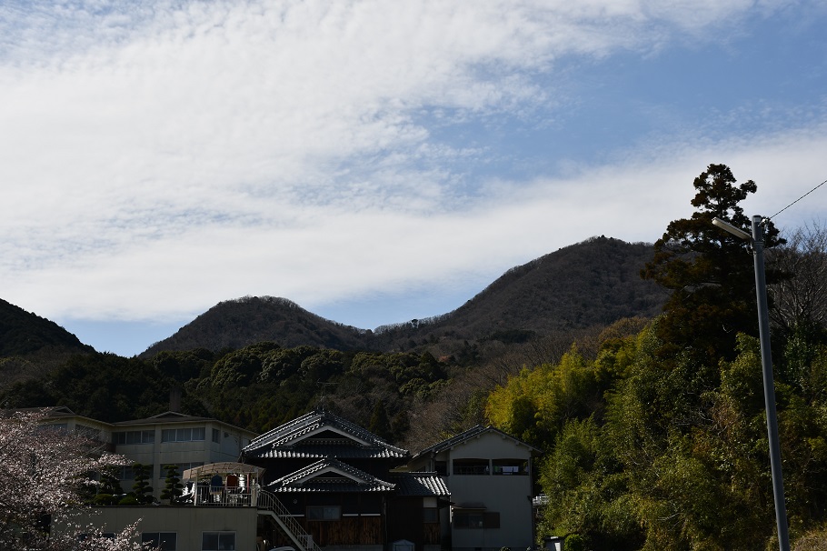 麓から見た二上山