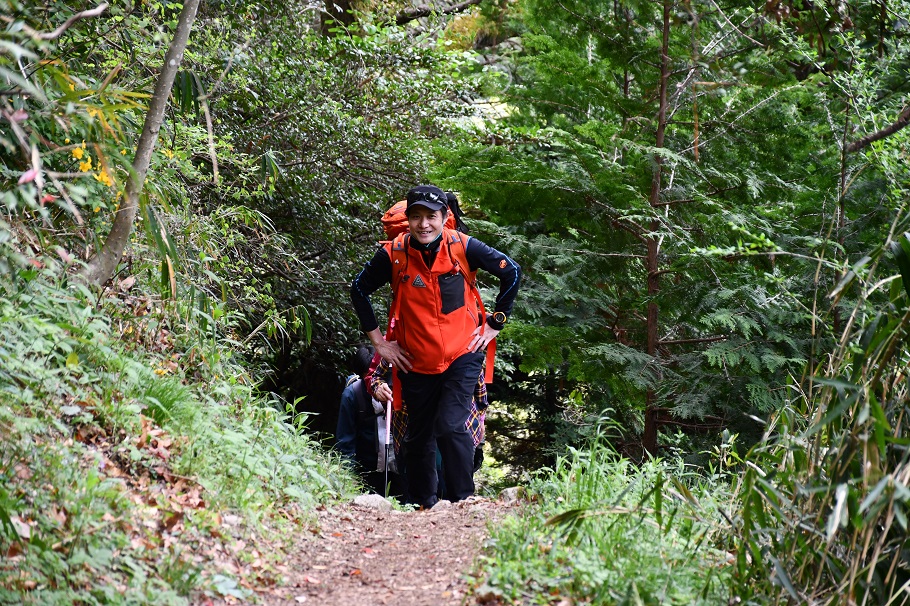 北尾根をじっくり登る高山ガイドらの一行