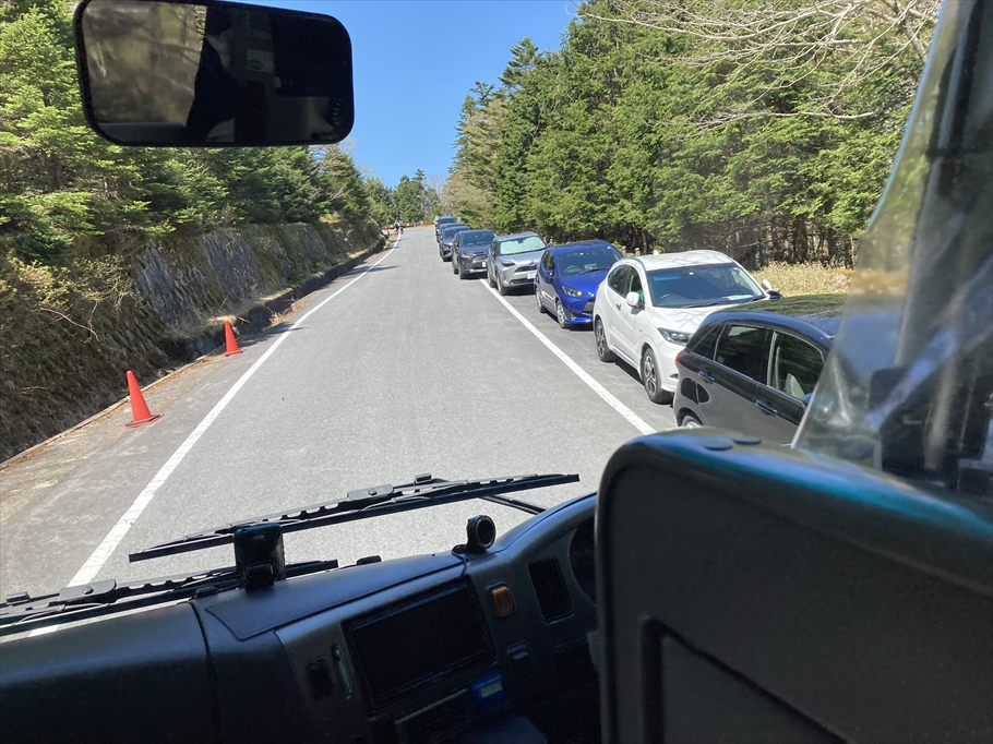 駐車場の外にも車の列が出来ている。