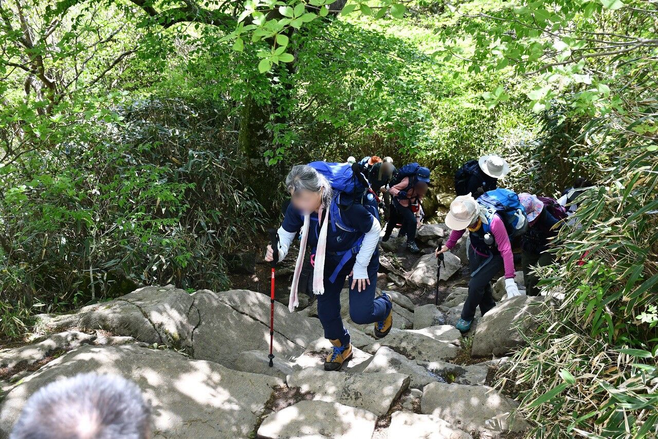 岩場を慎重に登る参加者