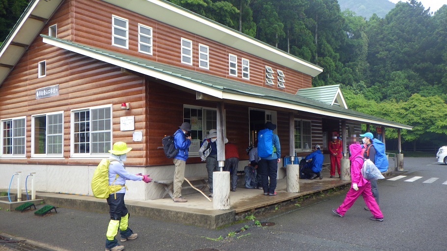 藤原岳山麓の大貝戸休憩所。きれいなトイレもある