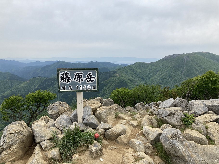 展望が良いと琵琶湖と比良山地まで見える。