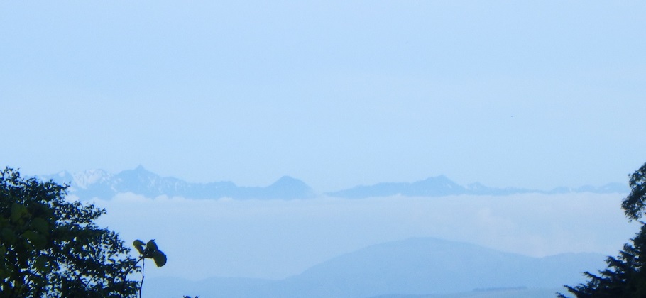 山小屋・夏沢鉱泉から北アルプスが見えた。槍ケ岳も見える