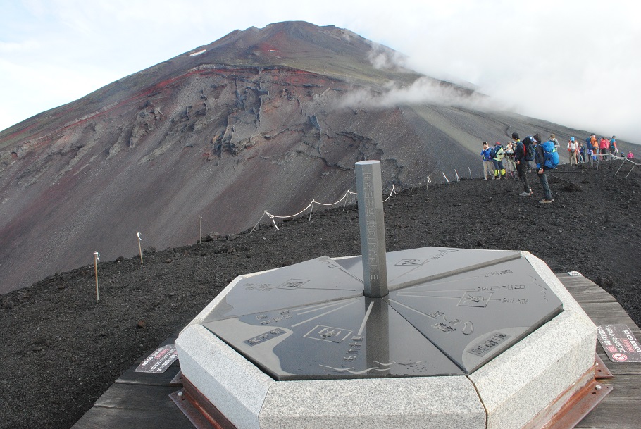 宝永山山頂からの富士山。えぐれた第一火口が荒々しい。その上に白い積雪が見える