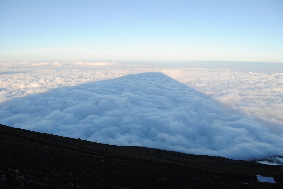 雲海の上に姿を見せた巨大な影富士