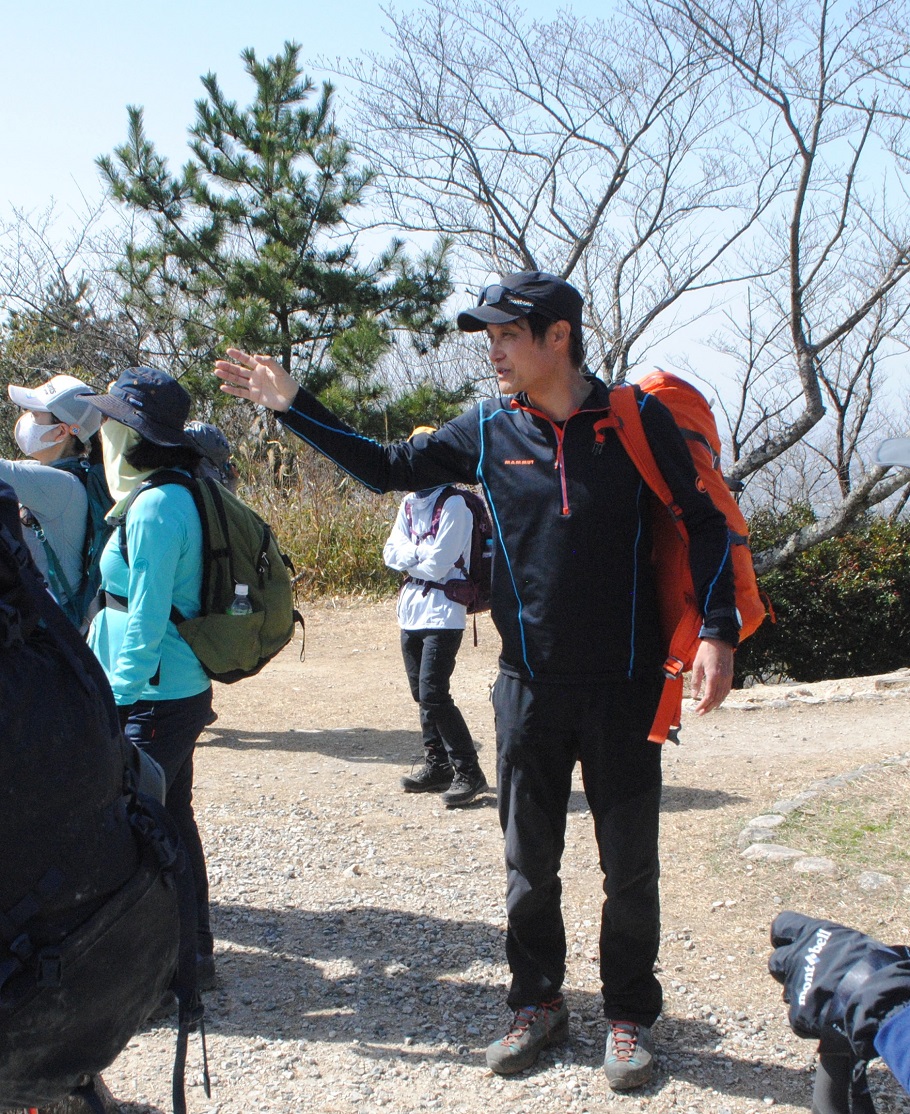 周辺の山々や自然を解説する髙山ガイド