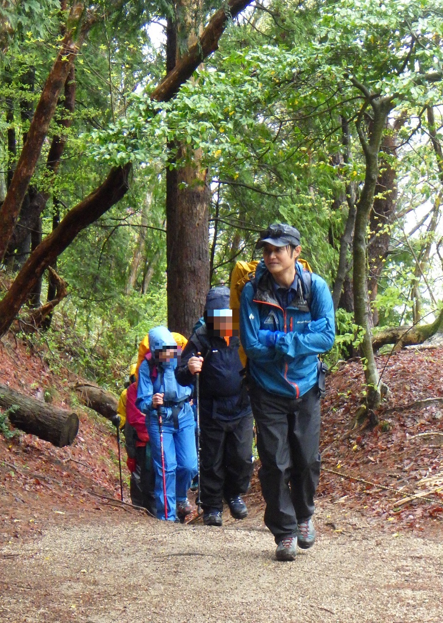 高山ガイドを先頭に北尾根ルートを歩く