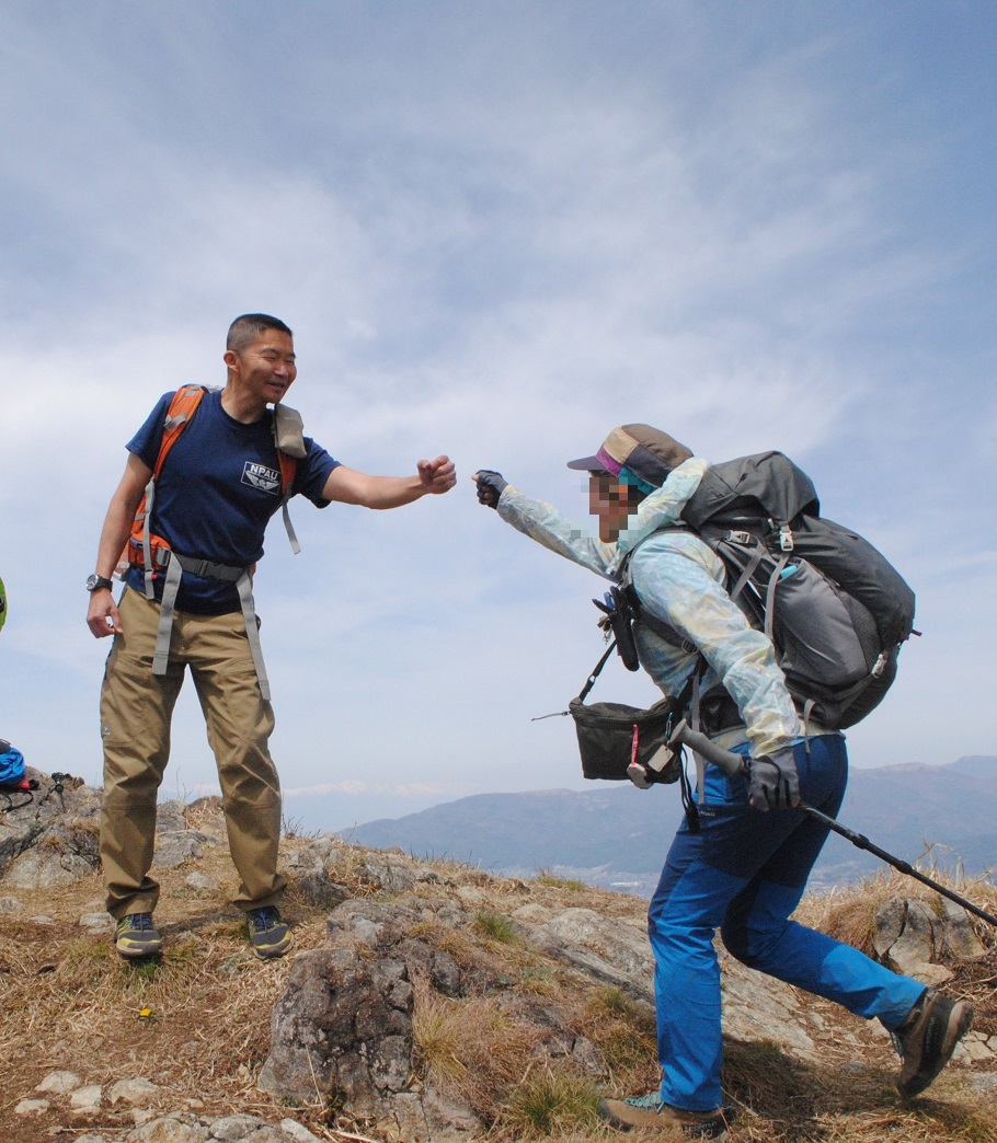 守屋山山頂でハイタッチ